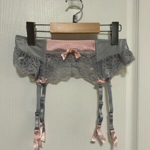 La vie en rose garter belt